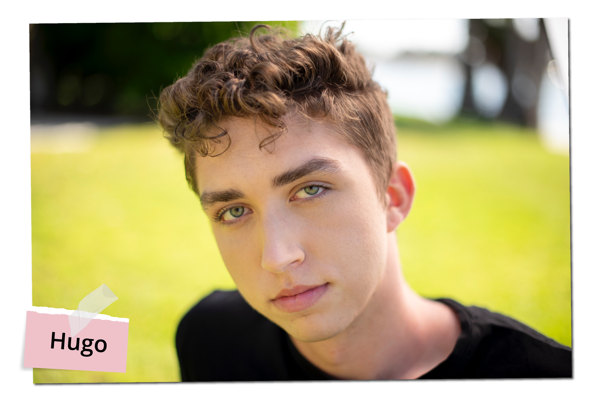 Na zdjęciu widoczny jest nastolatek o ciemnych włosach, ubrany w czarną koszulkę. Na zdjęciu znajduje się podpis: Hugo.