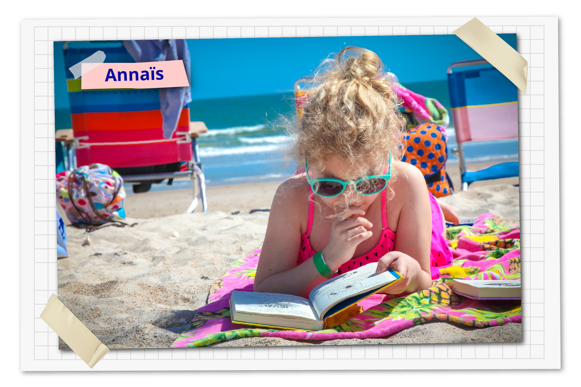 Ilustracja przedstawia dziewczynkę leżącą na kocu na plaży i czytającą książkę. Podpis: Annaïs.