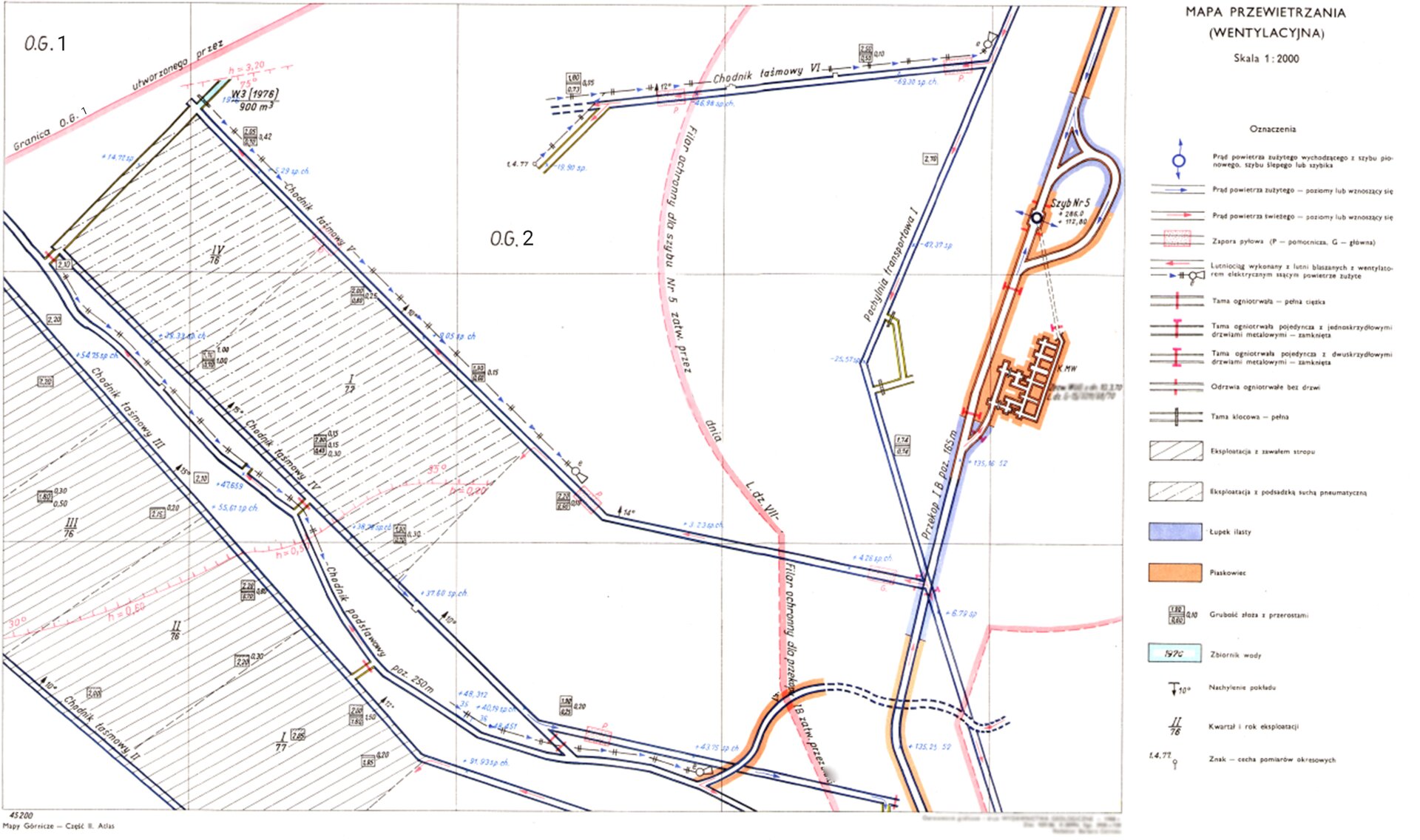 Ilustracja przedstawia mapę przewietrzania (wentylacyjną) wykonaną w skali 1:2000. Po lewej stronie ilustracji znajduje się mapa zawierająca symbole oznaczające prąd powietrza zużytego wychodzącego z szybu pionowego, szybu ślepego inaczej szybika czyli wyrobiska pionowego wewnątrz kopalni, które nie wychodzi na powierzchnię ziemii, prąd powietrza zużytego, prąd powietrza świeżego, zapory pyłowe (urządzeń, których ogólna zasada działania polega na wprowadzaniu odpowiedniej ilości środka gaszącego na przykład wody lub pyłu kamiennego do płomienia wybuchu), lutniociągi (rurociąg w kopalni prowadzący powietrze od przodków lub do przodków, z wentylatorem tłoczącym powietrze świeże, lutniociągi z wentylatorem ssącym powietrze zużyte) z wentylatorem ssącym powietrze zużyte, tamy ogniotrwałe (budowle odgradzające jedną przestrzeń od drugiej w celu odcięcia miejsca zagrożenia pożarem lub objętego ogniem od reszty wyrobiska, bez względu na sposób i materiał z którego tama jest wykonana), tamy klocowe (tama ogniowa lub wodna budowana z drewnianych klocków przeważnie na zaprawie glinianej), grubości złoża z przerostami, zbiorniki wody, nachylenia pokładów, kwartały i lata eksploatacji oraz znaki będące cechą pomiarów okresowych. Ponadto linią ciągłą oznaczono wyrobiska eksploatowane z zawałem stropu (metoda eksploatacji w górnictwie polegająca na wybieraniu kolejnych warstw z góry w dół), natomiast symbolem linia‑kropka‑linia wyrobiska eksploatowane z podsadzką suchą pneumatyczną (metoda eksploatacji w górnictwie w której kolejność wybierania warstw jest dowolna ). Kolorem niebieskim oznaczono łupek ilasty, a pomarańczowym piaskowiec. Po prawej stronie ilustracji znajduje się legenda do mapy z informacją o jej skali oraz symbolach wraz z ich opisem jakie znajdują się na mapie.