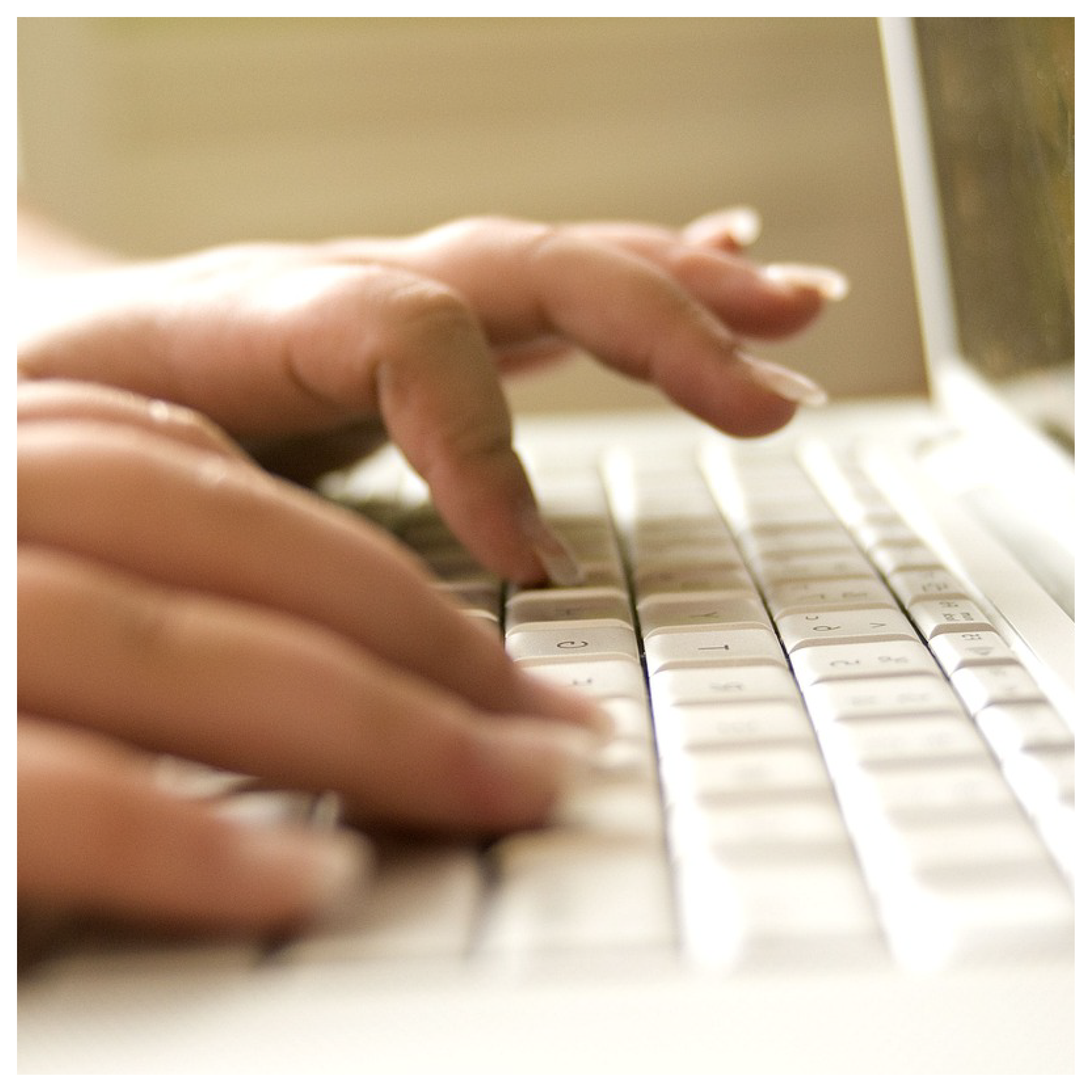 Ilustracja przedstawia dłonie piszące na klawiaturze laptopa.