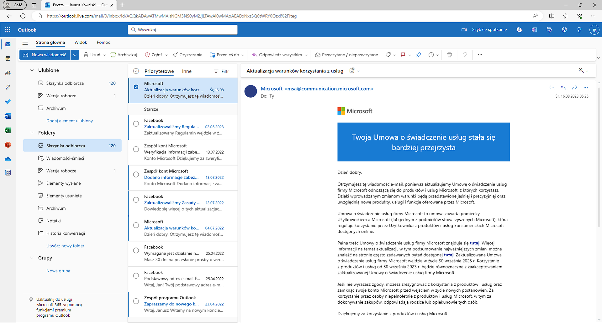 Ilustracja przedstawia zrzut ekranu, na którym widać przeglądarkę Microsoft Edge z otwartą skrzynką pocztową Outlook. Na górze strony, znajduje się pasek, na którym jest ikona trzech pasków umożliwiająca ukrycie okienka nawigacyjnego, obok są zakładki: Strona Główna, Widok i Pomoc. Poniżej znajdują się opcje: Nowa wiadomość, Usuń, Archiwizuj, Zgłoś, Czyszczenie, Przenieś do, Odpowiedz wszystkim, Przeczytane / Nieprzeczytane. Za tymi zakładkami znajdują się ikony: ikona etykiety, ikona flagi, ikona pinezki, ikona zegara, ikona drukarki oraz na końcu ikona trzech kropek. Po lewej stronie zdjęcia jest zakładka: Ulubione, a w niej foldery: Skrzynka odbiorcza, Wersja robocza, Archiwum oraz opcja: Dodaj element ulubiony. Poniżej jest podział na foldery, w nim: Skrzynka odbiorcza, Wiadomości - śmieci, Wersje robocze, Elementy wysłane, Elementy usunięte, Archiwum, Notatki, Historia konwersacji, opcja: Utwórz nowy folder, niżej: Grupy z opcją: Nowa grupa. Tuż obok, po prawej stronie znajduje się widok otrzymanych wiadomości z podziałem na: Priorytetowe, Inne, jest również Filtr. Obok znajduje się podgląd otwartej wiadomości, widoczny w nim jest: Nadawca, Treść wiadomości oraz godzina i data otrzymania tej wiadomości. Nad datą i godziną otrzymania wiadomości, widoczne są strzałki: Odpowiedz, Odpowiedz wszystkim, Prześlij dalej oraz ikona trzech kropek. Przykładowo na zrzucie: Microsoft msa @ communication kropka microsoft kropka com, do: Ty, Środa szesnasty zero ósmy dwutysięczny dwudziesty trzeci, godzina zero pięć : dwadzieścia pięć, w treści tego maila widoczna jest umowa świadczenia usług Microsoft.