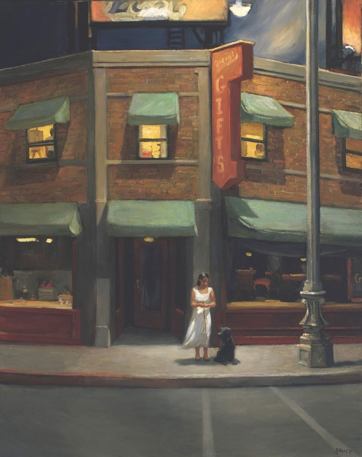 Sally Storch, „Nocny Wiatr” Obraz przedstawia nocne, ciemne niebo, miejski budynek oraz fragment ulicy, oświetlonej przez umieszczoną z prawej strony latarnię. Masywny, ceglany budynek, w którym drzwi, okna i witryny są zadaszone zielonym materiałem. U góry obecny jest szyld z nieczytelnym napisem, a z boku umieszczono znak z napisem „GIFTS”. Na chodniku, obok budynku stoi ciemnowłosa kobieta w białej, średniej długości zwiewnej sukience. Kobieta w dłoniach trzyma smycz i spogląda na dużego czarnego psa siedzącego przy jej nodze.