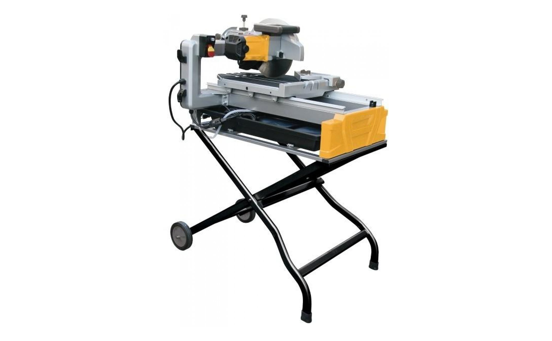 Na zdjęciu ukazano przecinarkę. Maszyna znajduje się na lekkiej konstrukcji z kółkami ułatwiającymi jej przemieszczanie. Na blacie umieszczono pojemnik na wodę wraz z pompką, nad nim mieści się przesuwny stół roboczy wyposażony w kątomierz oraz ramię z tarczą tnącą.