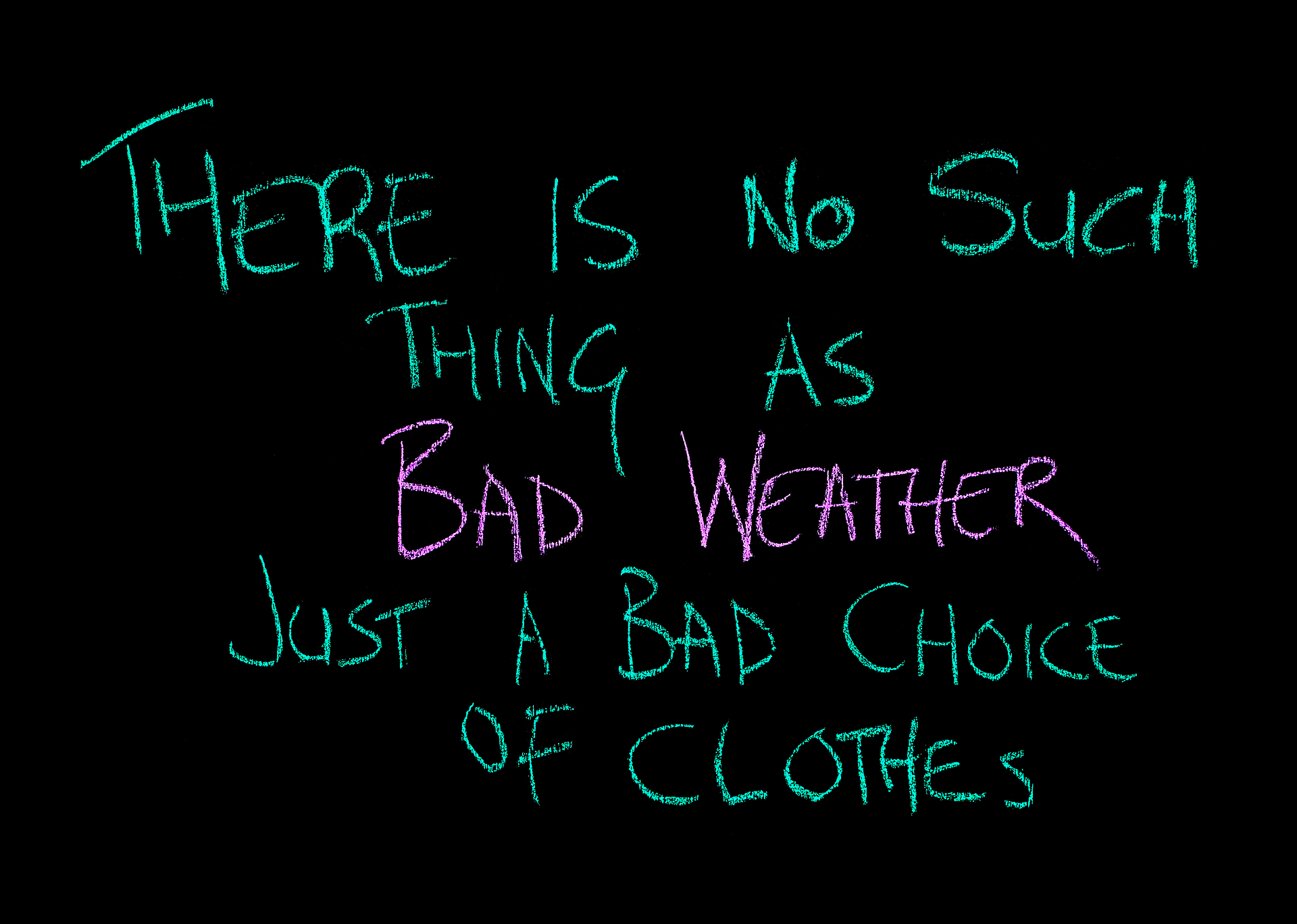 Grafika przedstawia czarną tablicę, na której widoczny jest odręczny napis w kolorze zielonym i fioletowym, w języku angielskim: There is no such thing as bad weather, just a bad choice of clothes."