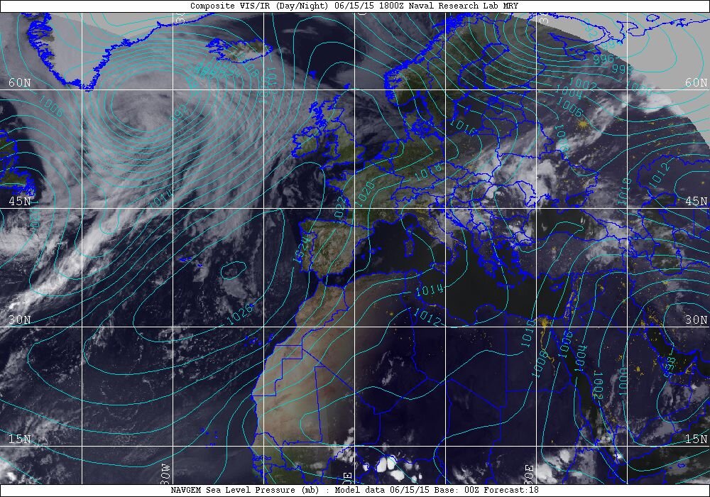 Zdjęcie satelitarne przedstawia układ niskiego ciśnienia rozbudowany między Grenlandią i Islandią. Nad Grenlandią i Islandią są izolinie łączące punkty o takiej samej wartości ciśnienia. Można odczytać wartość w centrum niżu 992, która rośnie z każdą kolejną izolinią. Tak jest nad Grenlandią. Nad Islandią jest izolinia druga od środka z wartością 1026. Nad Grenlandią są białe chmury.   