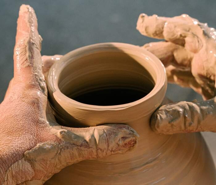 Ocena makroskopowa surowców wykorzystywanych do produkcji wyrobów ceramicznych. Czwarte zdjęcie przedstawia osobę modelującą wazon za pomocą dłoni.