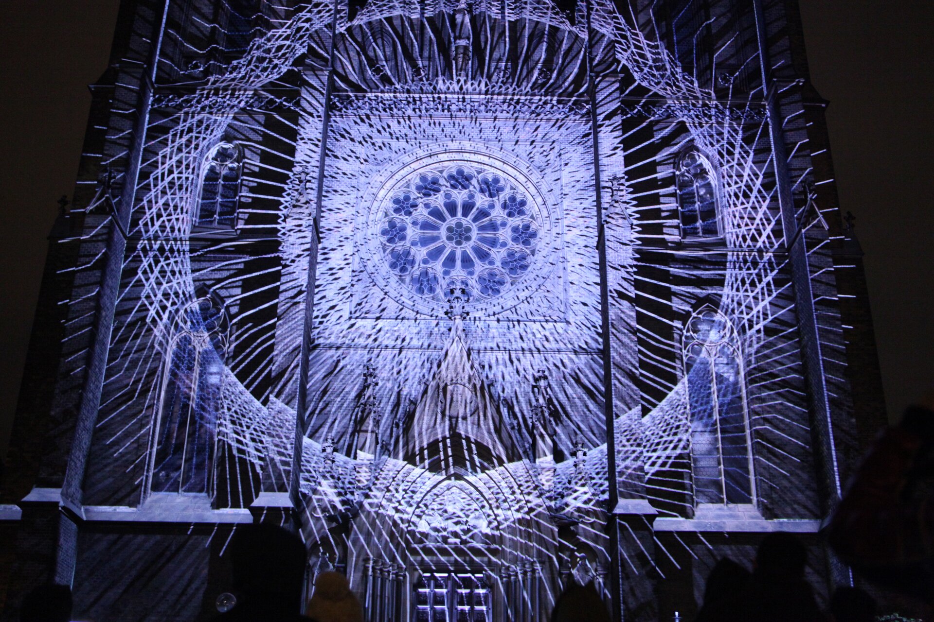 Ilustracja przedstawia fasadę kościoła św. Ludmiły w Pradze. Zdjęcie wykonane zostało nocą. Widoczna fasada jest oświetlona w kolorze niebieskim oraz białym.