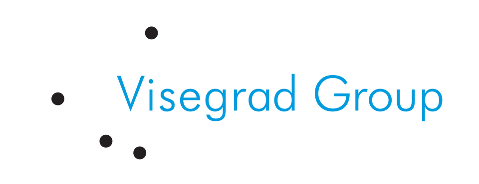Ilustracja przedstawia niebieski napis Visegrad Group. Po lewej stronie znajdują się cztery czarne kropki.