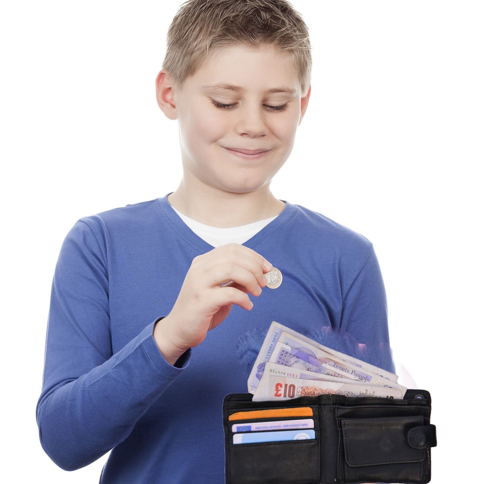 Zdjęcie przedstawia chłopca w wieku około dziesięciu lat, który trzyma w jednej ręce portfel. W portfelu znajdują się karty kredytowe, a z przegródek wysunięte są banknoty. Chłopiec ma zgiętą w łokciu jedną rękę i w palcach trzyma monetę. Chłopiec ma wzrok skierowany w dół w stronę portfela i lekko się uśmiecha.