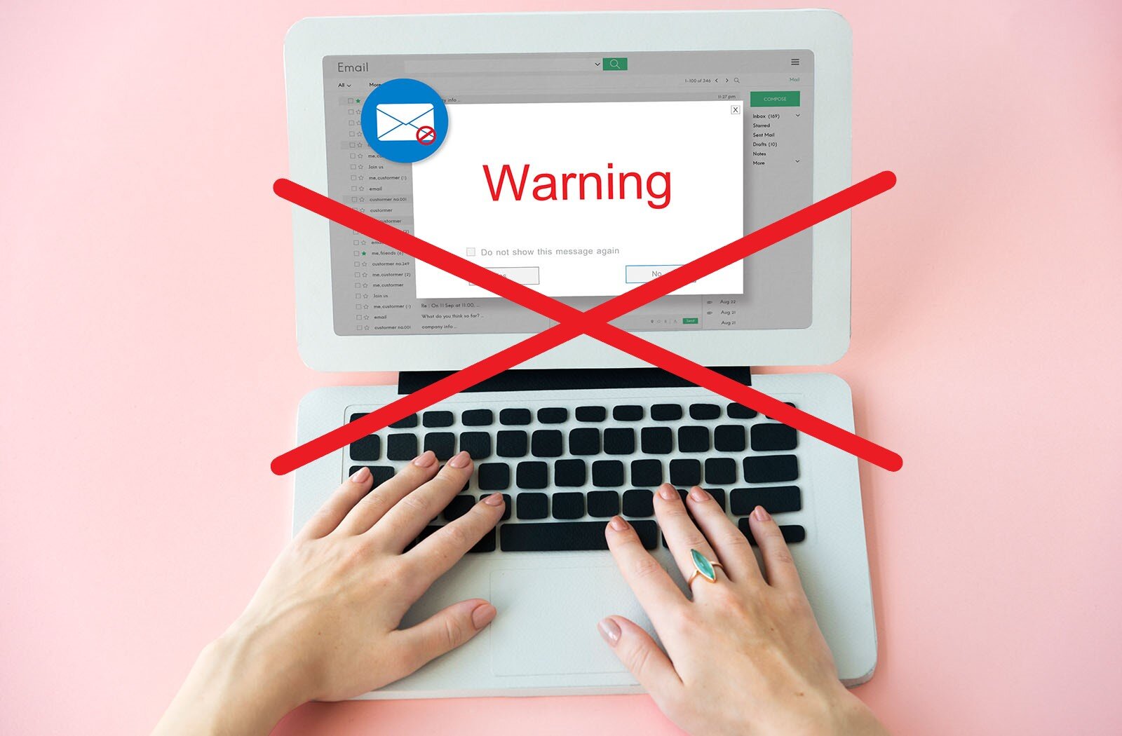 Ilustracja przedstawia otwarty laptop oraz kobiece dłonie spoczywające płasko na klawiaturze laptopa. Na monitorze widoczny jest biały prostokąt, w środku którego widoczny jest czerwony napis w języku angielskim: Warning. W lewym górnym rogu prostokąta widoczne jest niebieskie kółko z białą kopertą, która ma znak zakazu w prawym, dolnym narożniku. Całość ilustracji przekreślona jest dużym, czerwonym znakiem iks.