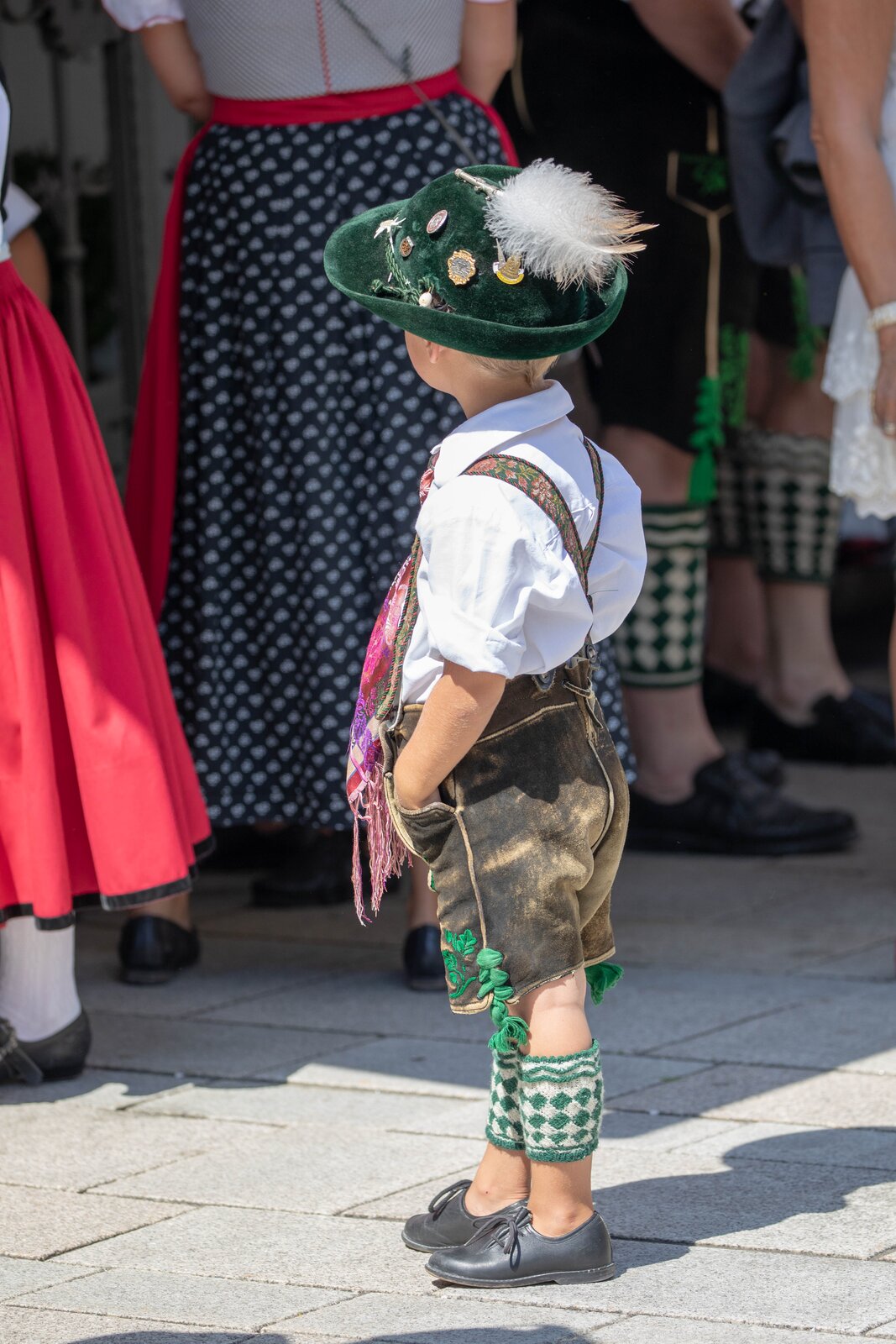 Zdjęcie przedstawia chłopca w tradycyjnym bawarskim stroju.
