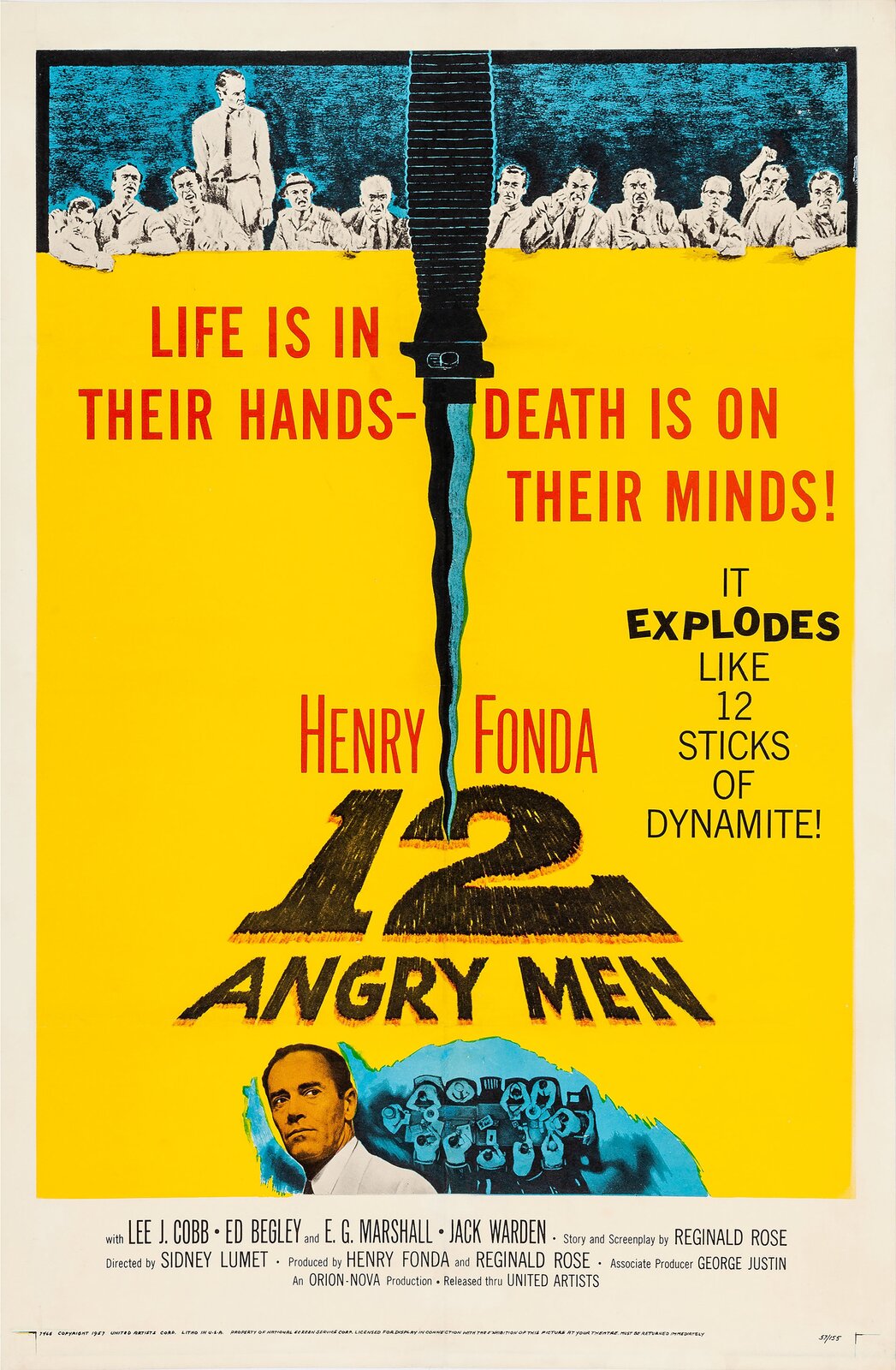 Ilustracja przedstawia plakat. Na jego górze znajduje się dwunastu mężczyzn. Mężczyźni są podzieleni na dwie grupy nożem. Na plakacie znajduje się napis Life is in their hands - death is on their minds! It explodes like 12 sticks of dynamite! Henry Fonda, 12 angry men. Na dole rysunek przedstawiający Henrego Fondę i stół, przy którym siedzi dwunastu mężczyzn.