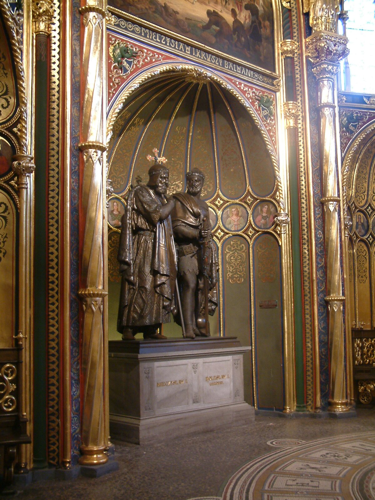Złota Kaplica w Poznaniu – posąg Mieszka I i Bolesława Chrobrego