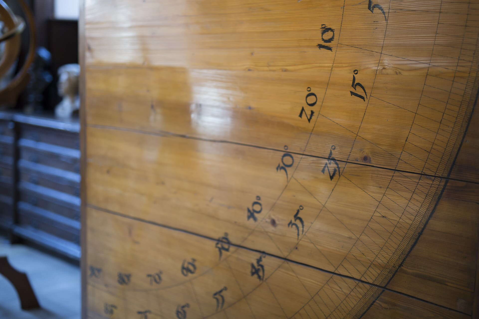 Fotografia barwna przedstawiająca Kwadrant - stary instrument do określania położenia gwiazd.