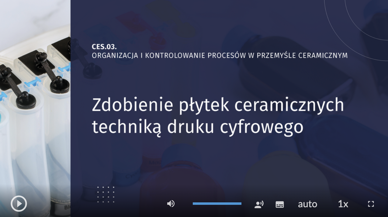 Zdjęcie przedstawia planszę tytułową filmu o tytule  Organizacja i kontrolowanie procesów w przemyśle ceramicznym. CES.03. Zdobienie płytek ceramicznych techniką druku cyfrowego. W tle widoczne są tusze drukarki cyfrowej.