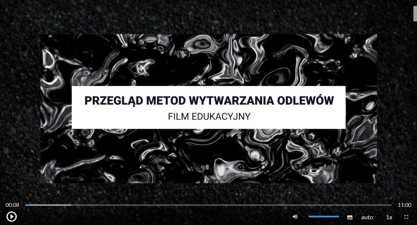 Ilustracja przedstawia ekran filmu edukacyjnego. Na środku ekranu znajduje się napis tytułowy "Przegląd metod wytwarzania odlewów" film edukacyjny. Tłem ekranu stanowi czarna połyskująca ciecz.