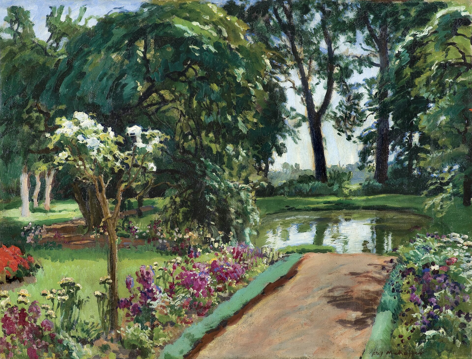 Dzieło autorstwa Józefa Mehoffera, pod tytułem: „Ścieżka ogrodowa”. Obraz przedstawia ścieżkę ogrodową. Wzdłuż ścieżki rosną drobne fioletowe oraz różowe kwiaty. Po lewej stronie znajduje się drzewo z białymi kwiatami. Na drugim planie, na końcu alejki znajduje się mały staw. Wokół stawu znajdują się liczne drzewa.