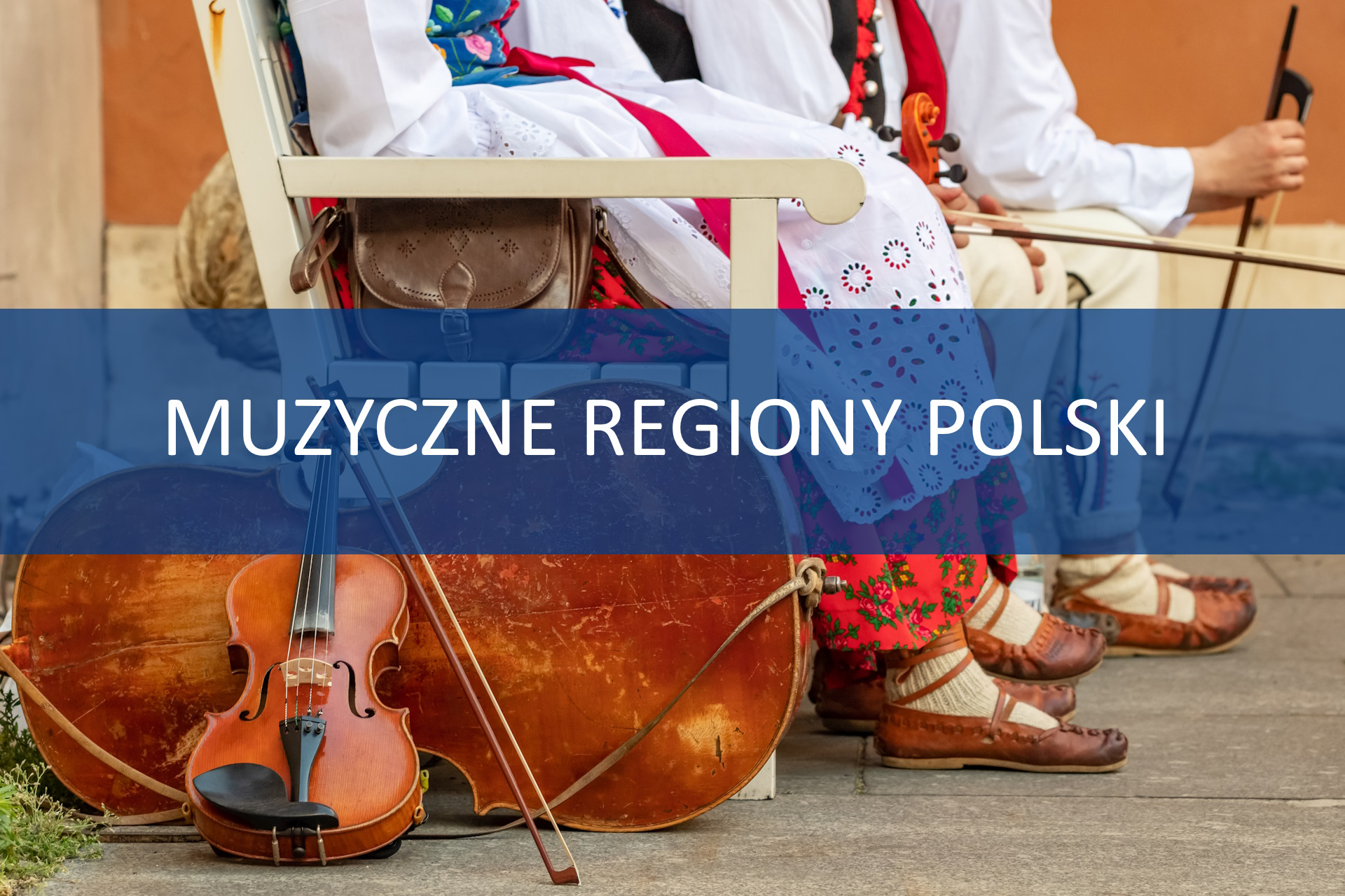 Ilustracja przedstawia ludzi w regionalnych strojach ludowych, którzy siedzą obok siebie, skierowani prawym profilem do kamery. Na pierwszym planie, oparte o jedno z krzeseł, są skrzypce, smyczek i kontrabas. W centralnej części grafiki znajduje się granatowe pole tekstowe z napisem "Muzyczne regiony Polski". 