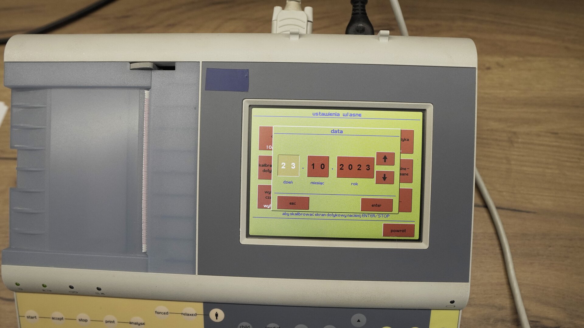 Na zdjęciu pokazana jest klawiatura ekranowa spirometru z przyciskami ustawienia daty.