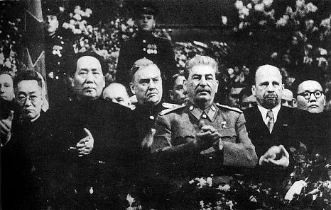 Mao i Stalin Źródło: Mao i Stalin, Fotografia, Helsingin Sanomat, domena publiczna.