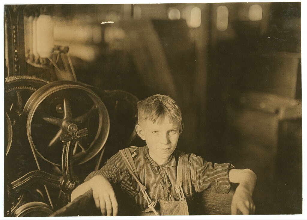 Jeden z młodych tkaczy Jeden z młodych tkaczy - opisany jako polski chłopiec Willy - w fabryce Quidwick Źródło: Lewis Wickes Hine, Jeden z młodych tkaczy, 1909, fotografia, Biblioteka Kongresu USA, domena publiczna.