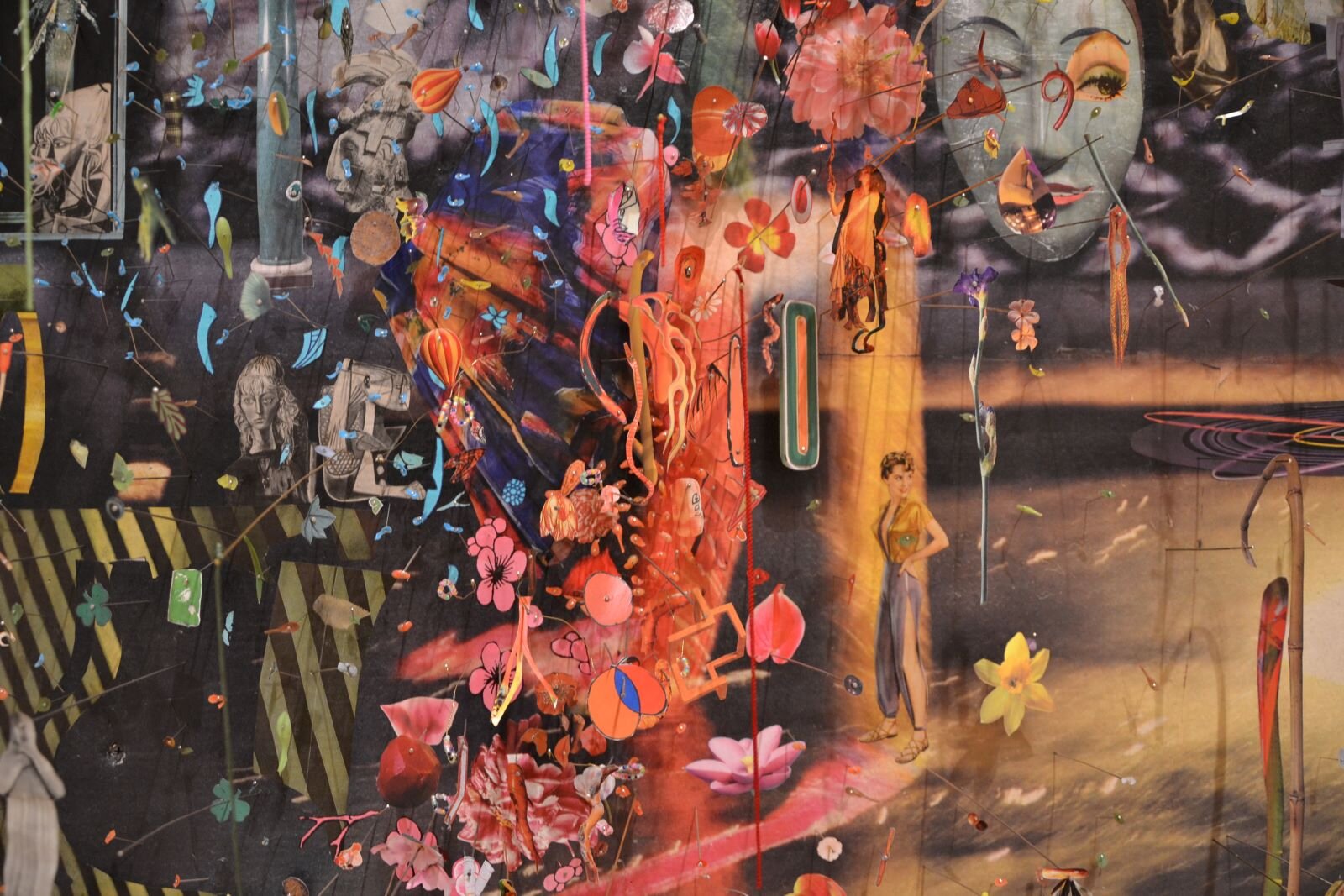 Zdjęcie przedstawia obraz "Agawa" Eliota Hundlaya [czytaj: eliota handleja]. Jest to klasyczny fotokolaż, w którym autor zastosował zlepek fotografii połączony z malarstwem. Prawa i lewa strona obrazu to wycinki różnych sytuacji w zimnych kolorach, natomiast środek to eksplozja kwiatów (tytułowej agawy) w barwach gorących, umieszczonych od góry do dołu obrazu. Na obrazie znajdują się kwiatki, listki, łodygi, wycięta postać kobiety, fragment rzeźby, maska teatralna, sznurki.