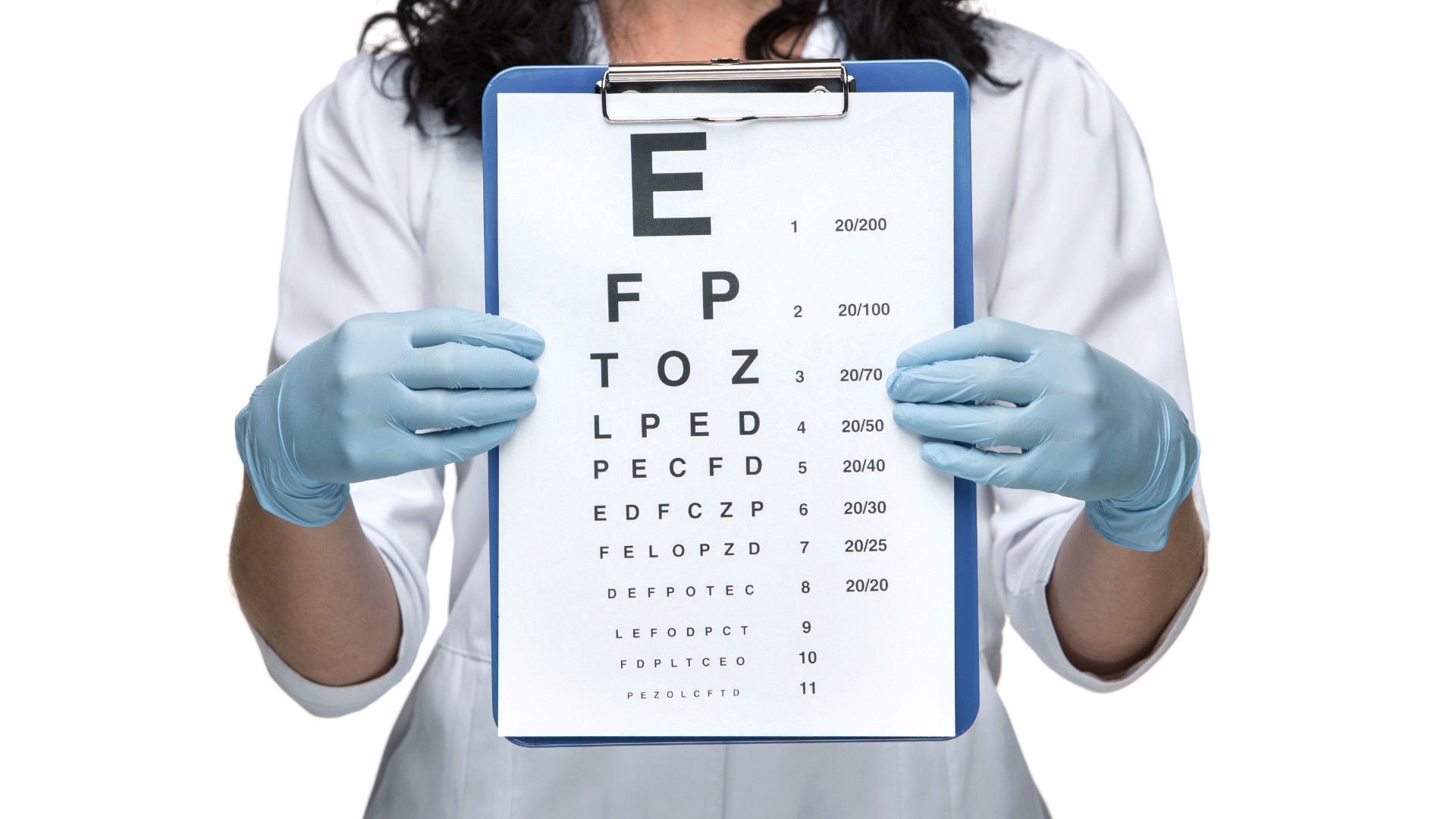 Zdjęcie przedstawia zbliżenie na kobietę, która trzyma w ręku tablicę z literami różnej wielkości służącej do badania wzroku. Niewidoczna jest twarz kobiety, na rękach ma gumowe rękawiczki.