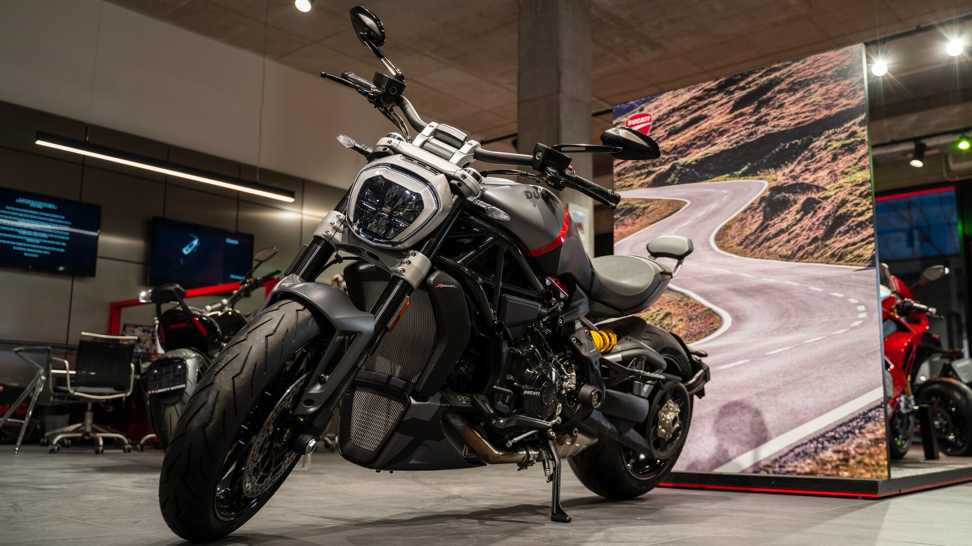 Zdjęcie przedstawia motocykl. Nie posiada przedniej szyby. Nie ma osłon aerodynamicznych. Ma solidne, grube opony. 