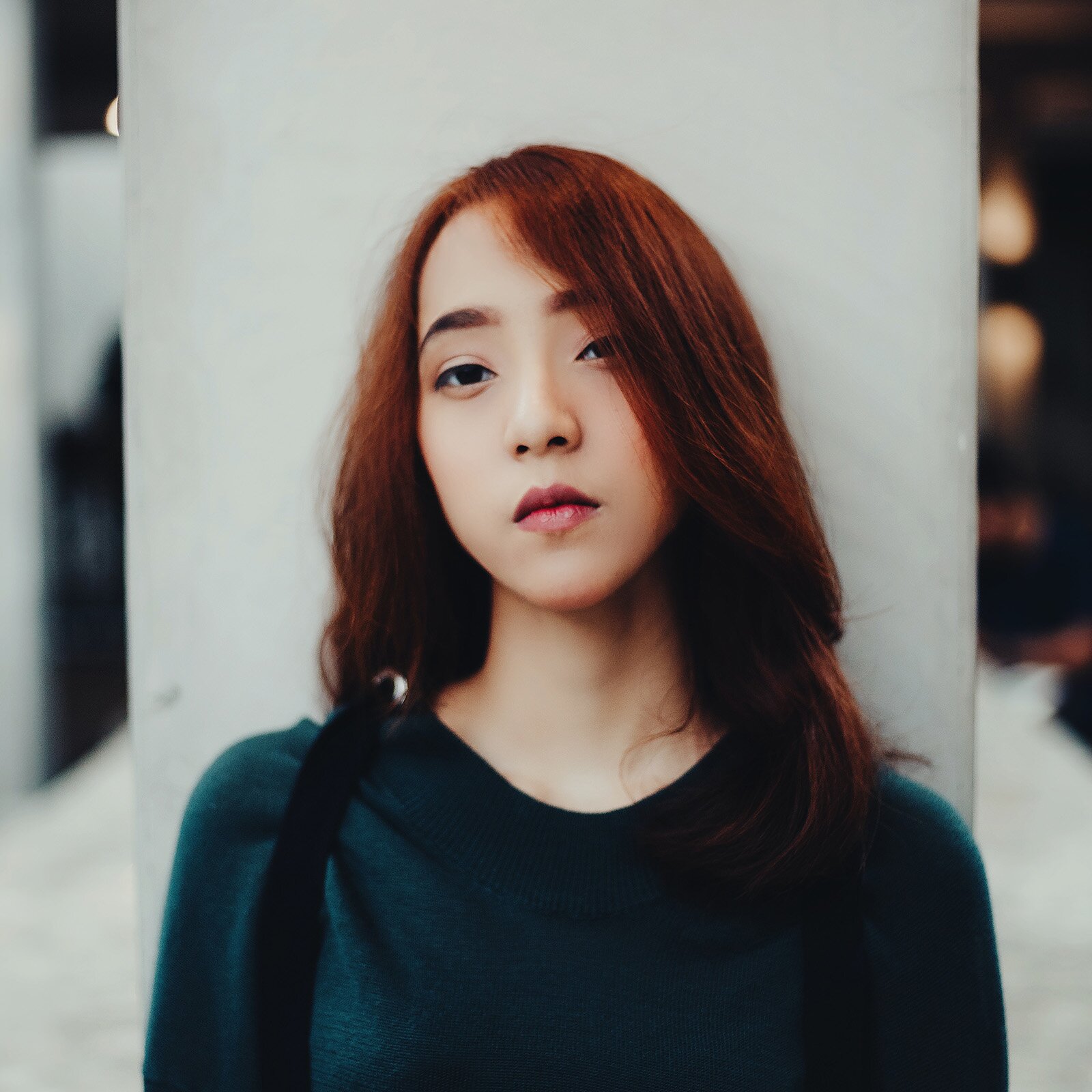 Zdjęcie przedstawia nastolatkę ze skośnymi, ciemnymi oczami. Jej włosy są proste i brązowe. Skóra jasna, alabastrowa. 