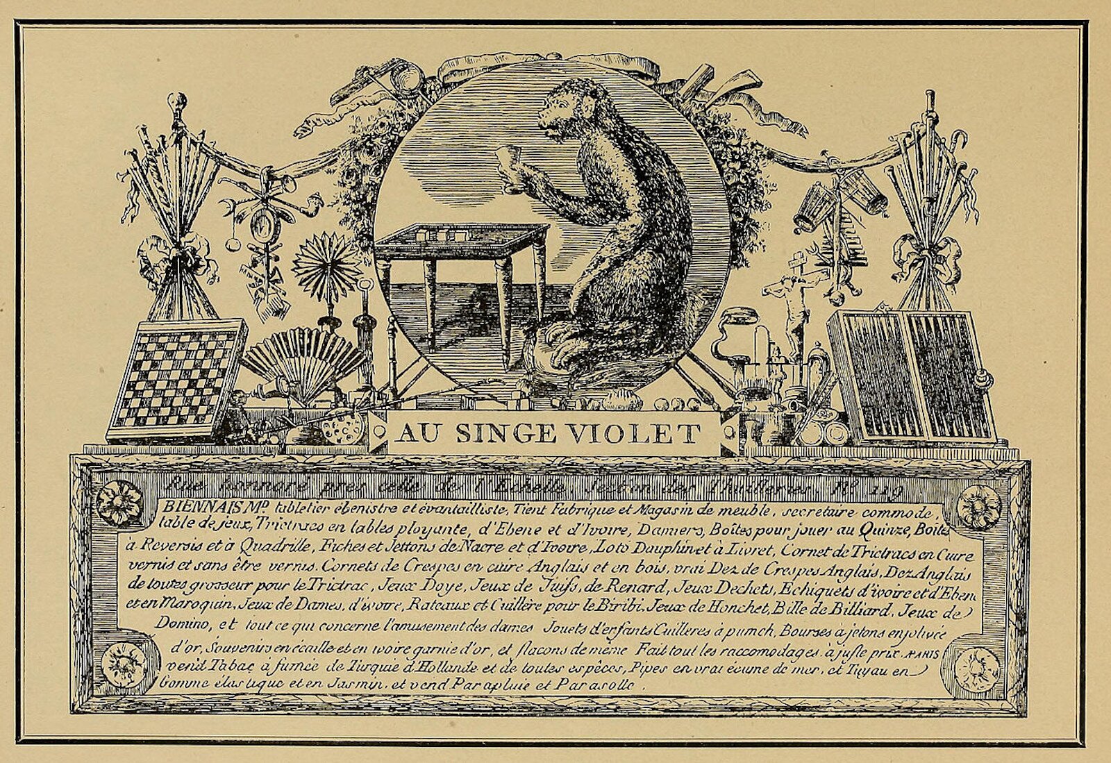 Ilustracja przedstawia wizytówkę paryskiego rzemieślnika. Wizytówka wydrukowana jest na beżowym, starym papierze. W centralnej części wizytówki widoczna jest małpa siedząca przy stoliku. Wokół znajdują się liczne rysunki: plansze do gier w szachy, wachlarz, snop siana, wiatrak i inne. Poniżej tekst Au Singe Violet dalej akapit tekstu drobnym drukiem.  