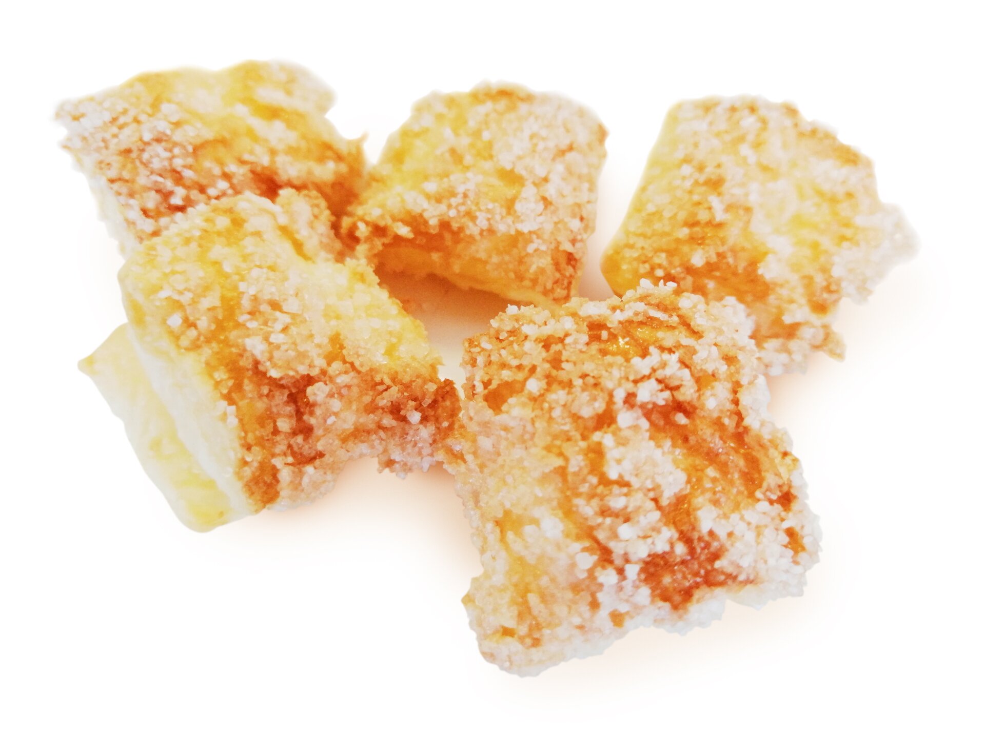 Małe ciastka koloru złocistego, posypane cukrem.