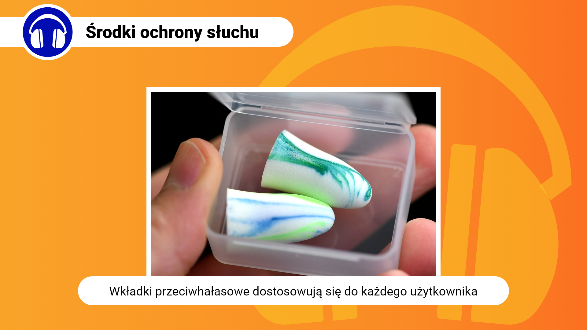 Zdjęcie w ramce z podpisem: wkładki przeciwhałasowe dostosowują się do każdego użytkownika. Przedstawia parę elastycznych wkładek przeciwhałasowych w pudełku trzymanym w dłoni.