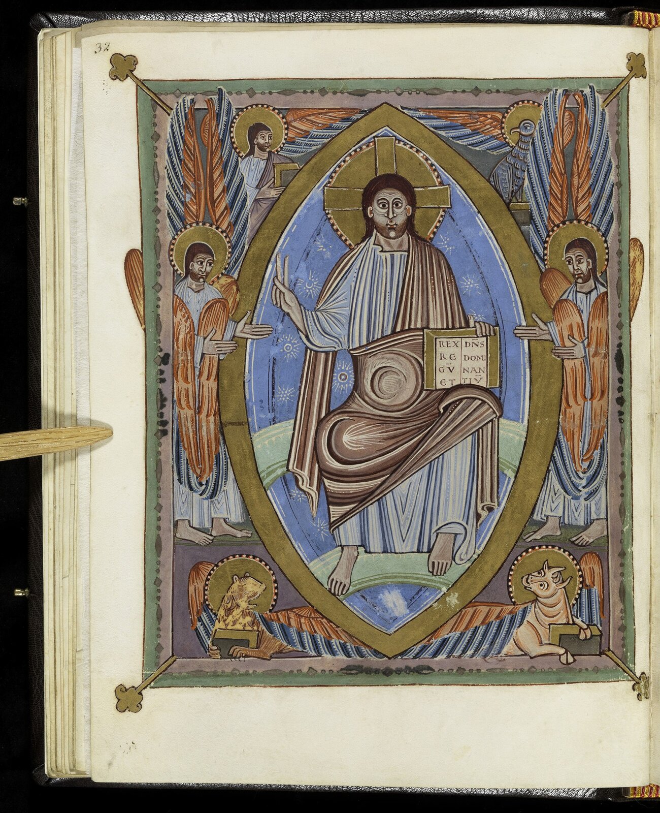 Zdjęcie przedstawia stronę księgi, na której znajduje się rycina. Jest na nie siedzący na tronie Jezus Chrystus, trzymający otwartą księgę z dekalogiem. Prawą dłoń ma wzniesioną. Jego postać otaczają trzy postacie świętych.