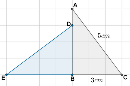 Rysunek przedstawia dwa trójkąty prostokątne ABC i BDE, krótsza przyprostokątna trójkąta BDE leży na dłuższej przyprostokątnej trójkąta ABC. Przeciwprostokątna trójkąta ABC ma długość 5 cm, a krótsza przyprostokątna ma długość 3 cm. Oba te trójkąty są przystające