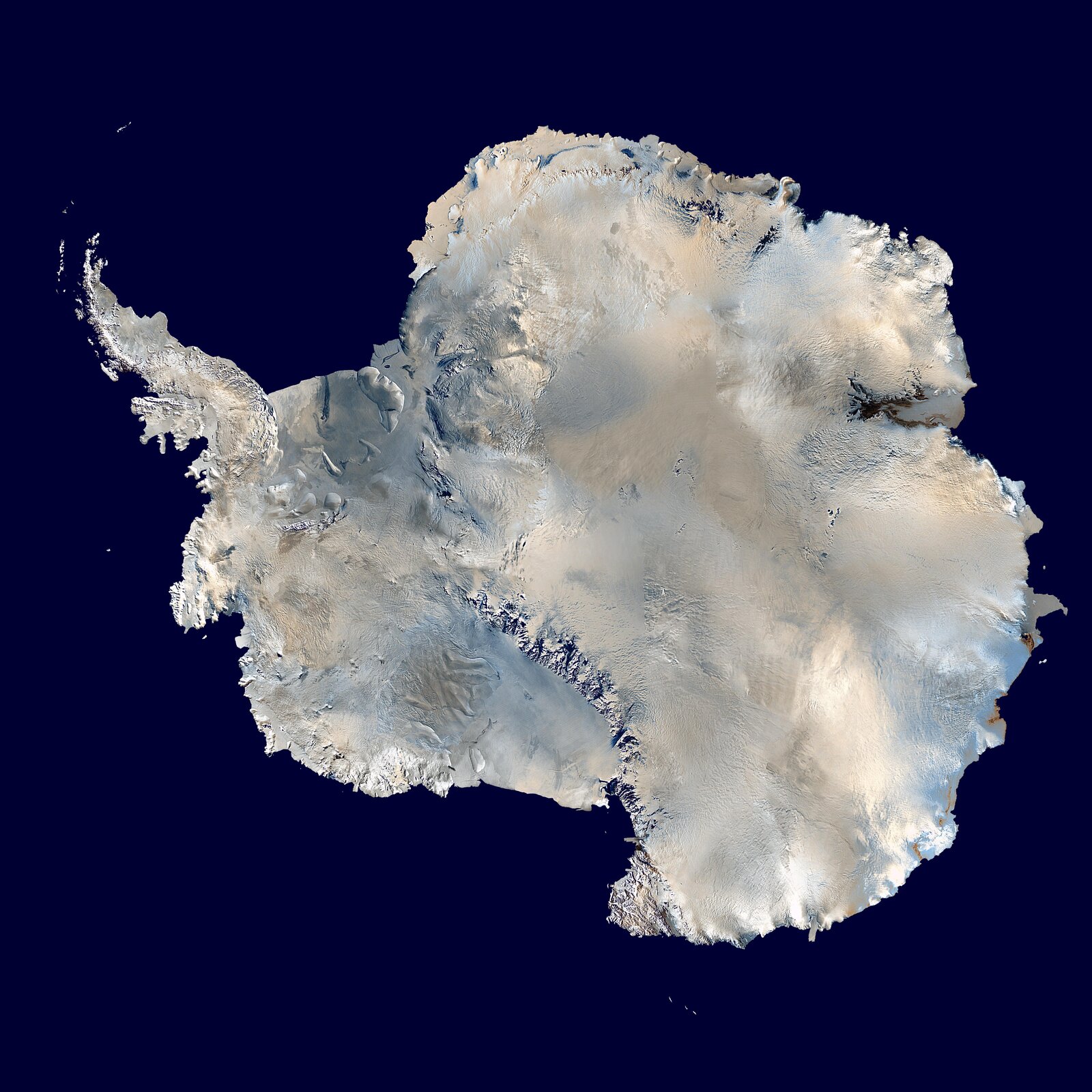 Widoczne jest zdjęcie satelitarne lądolodu antarktycznego. Jest on zbudowany z lodu, dlatego ma kolor biały. Przedstawiono go jako plamę o nieregularnym kształcie. Otacza ją powierzchnia oceanu. Jest ona w kolorze ciemnoniebieskim. Na lądolodzie widoczne są liczne niewielkie plamy - to różne formy ukształtowania powierzchni na lądolodzie.