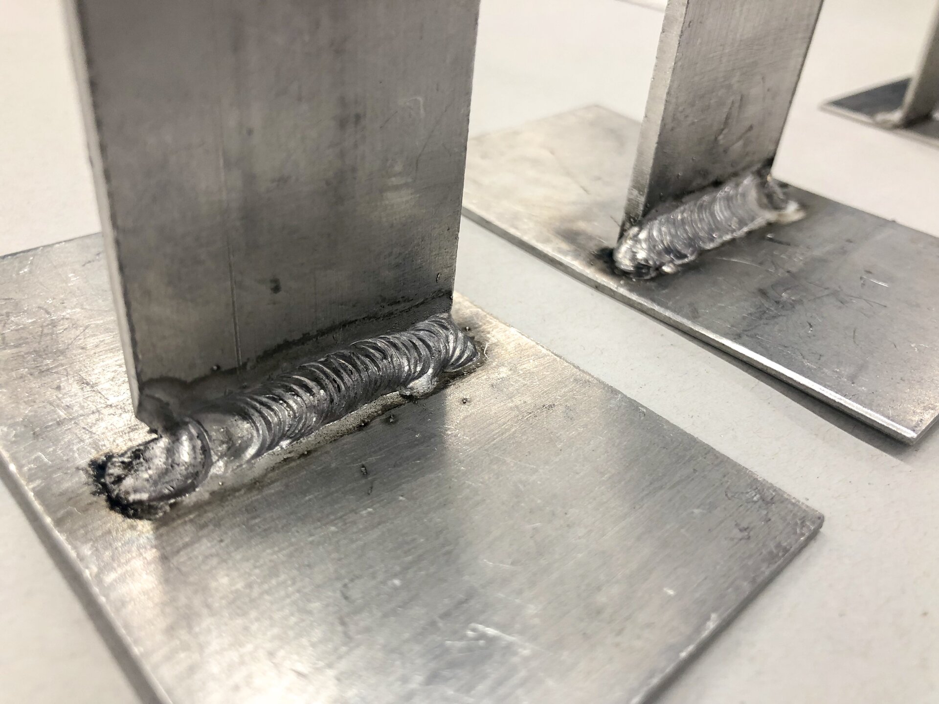 Zdjęcie przedstawia zbliżenie na złącze spawane metalowych elementów.