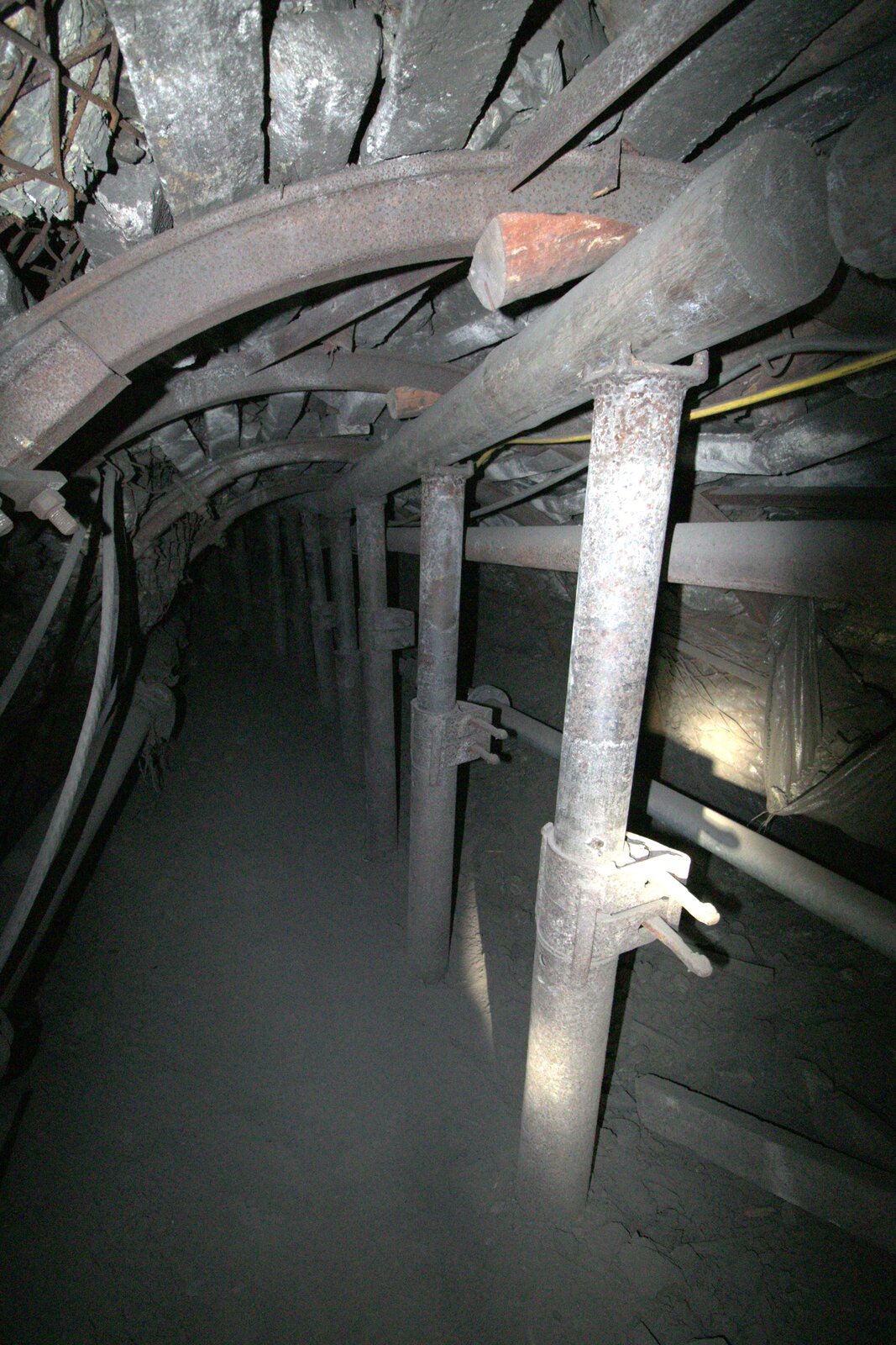 Obudowa stalowa podatna (ŁP) wzmocniona stojakami ciernymi typu Valent