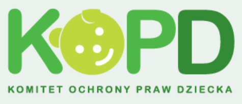 Ilustracja przedstawia logo Komitetu Ochrony Praw Dziecka. W górnej części zajmującej większą powierzchnię znajdują się litery KOPD, gdzie zamiast litery O jest głowa misia z oczami, nosem i ustami oraz uszami. Pod spodem jest napis Komitet Ochrony Praw Dziecka.