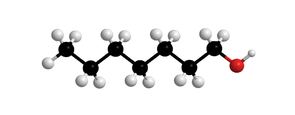 Ilustracja przedstawia model kulkowy cząsteczki heptan–jeden–olu. Czarna kulka to węgiel, biała to wodór, czerwona to tlen. Cząsteczka składa się z jednego atomu węgla, połączonego z trzema atomami wodoru, i kolejno z sześcioma atomami węgla, łączącymi się z dwoma atomami wodoru, połączonymi szeregowo. Ostatni z nich poza dwoma atomami wodoru ma przyłączony jeden atom tlenu. Atom tlenu z kolei wiąże się z atomem wodoru tworzą grupę hydroksylową. Atomy węgla tworzą zygzak.