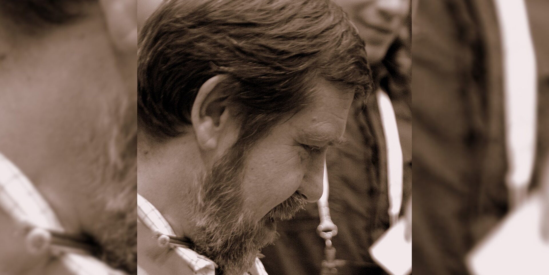 Fotografia ukazującą profil boczny mężczyzny z brodą.