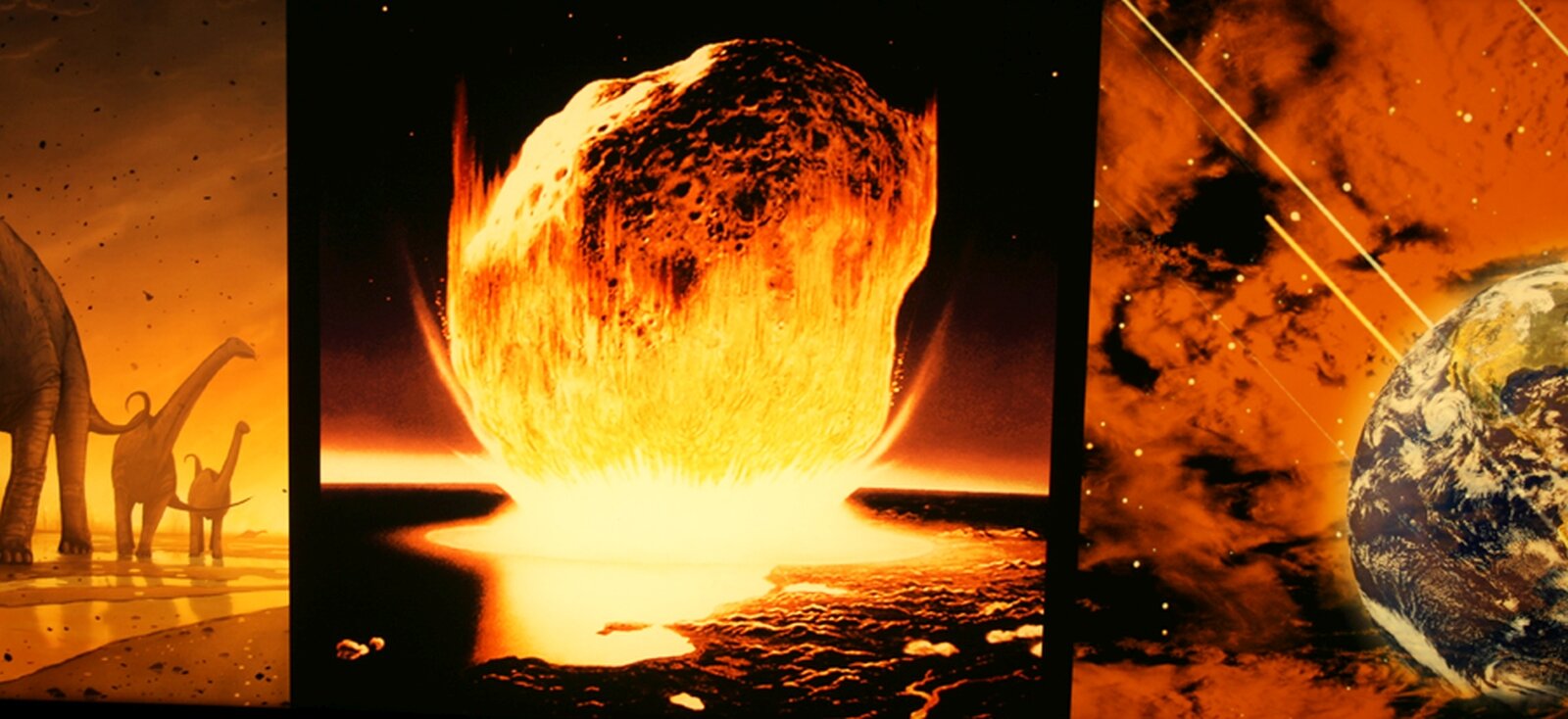 Po lewej stronie planszy dinozaury na tle pomarańczowego, zamglonego nieba. W środku olbrzymia kula ognia tuż po uderzeniu meteorytu. Z prawej strony Ziemia otoczona chmurą pomarańczowych gazów i pyłów.