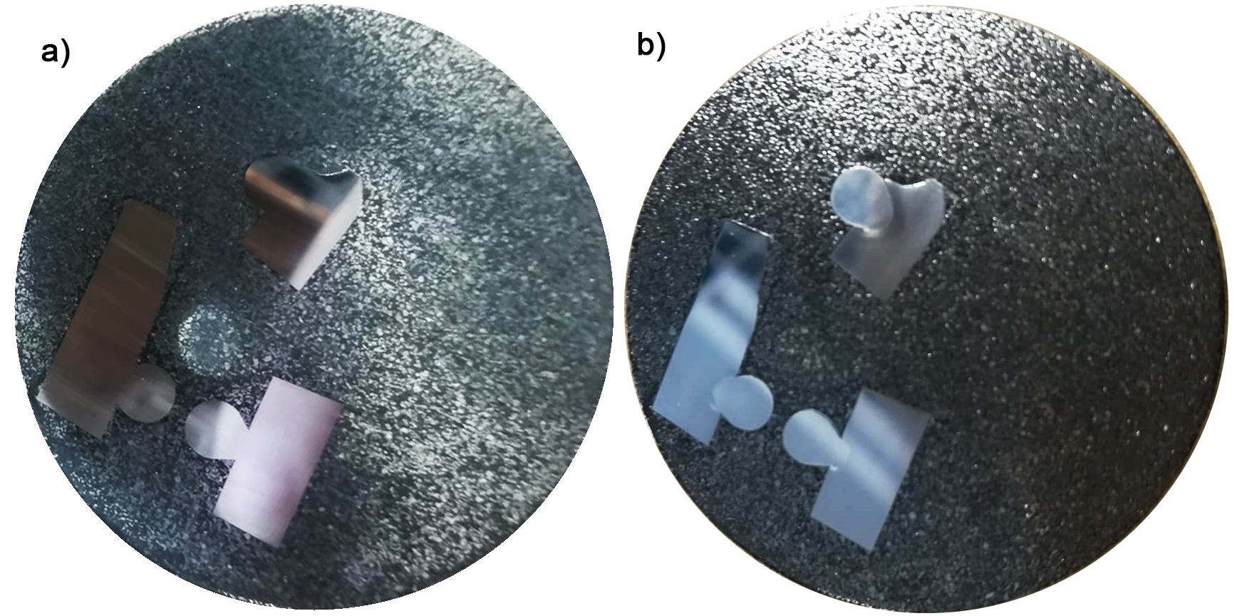 Na zdjęciach przedstawione są metaliczne próbki. Na zdjęciu a, widoczna jest próbka przed zanurzeniem w odczynniku trawiącym. Metaliczna próbka posiada brązowe zabarwienie. Na zdjęciu b, widoczna jest próbka po procesie trawienia. Próbka na drugim zdjęciu posiada charakterystyczny dla metali srebrny kolor.