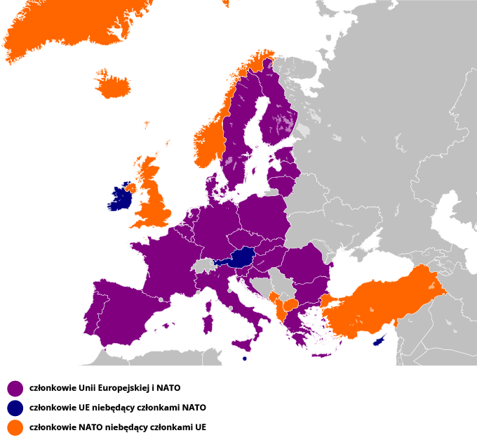 Mapa polityczna przedstawiająca członków Unii Europejskiej oraz NATO w Europie. Kolorem granatowym oznaczono państwa Unii Europejskiej niebędące państwami NATO – Szwecję, Finlandię, Austrię, Irlandię, Maltę, Cypr. Kolorem pomarańczowym oznaczono państwa należące jedynie do NATO – Turcję, Czarnogórę, Albanię, Macedonię Północną, Wielką Brytanię, Islandię, Norwegię. Pozostałe kraje należące do Unii Europejskiej i NATO oznaczono kolorem fioletowym. Inne kraje kolorem szarym.
