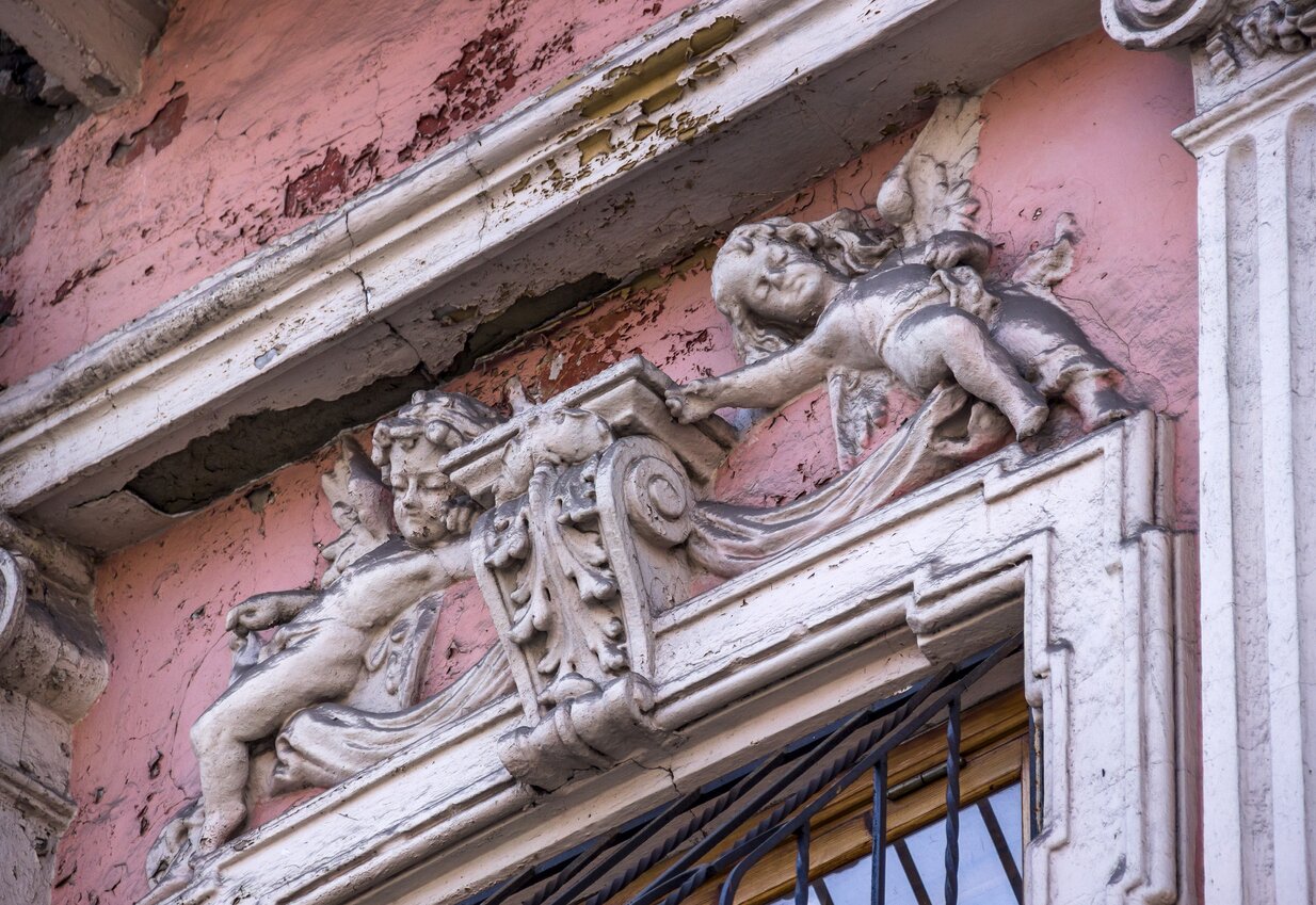 Przykład nawarstwień z kurzu i brudu, widoczne również rysy i pęknięcia