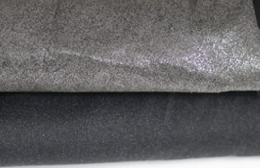 Zdjęcie przedstawia dwa fragmenty materiału w szarym kolorze.