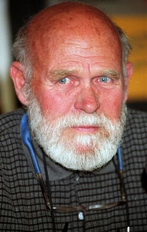 Zdjęcie przedstawia portret Williama Whartona. Jest to starszy mężczyzna z brodą o przenikliwym spojrzeniu