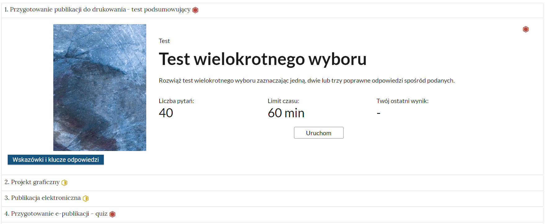 Grafika przedstawia widok przykładowego ćwiczenia z interaktywnych materiałów sprawdzających. Na białym tle widoczny jest tytuł ćwiczenia z informacjami dotyczącymi liczby pytań i czasu na jego wykonanie. Poniżej znajduje się lista numeryczna z kolejnymi ćwiczeniami. Po prawej stronie każdego tytułu znajduje się symbol określający stopień trudności zadania: sześciokąt z zielonymi krawędziami z wpisanym, na godzinie 13, zielonym trójkątem – poziom trudności niski, sześciokąt z żółtymi krawędziami z wpisanym po prawej jego stronie żółtymi trapezem – poziom trudności średni, i  sześciokąt z czerwonymi krawędziami z wpisanym w niego czerwonym sześciokątem – poziom trudności wysoki.
