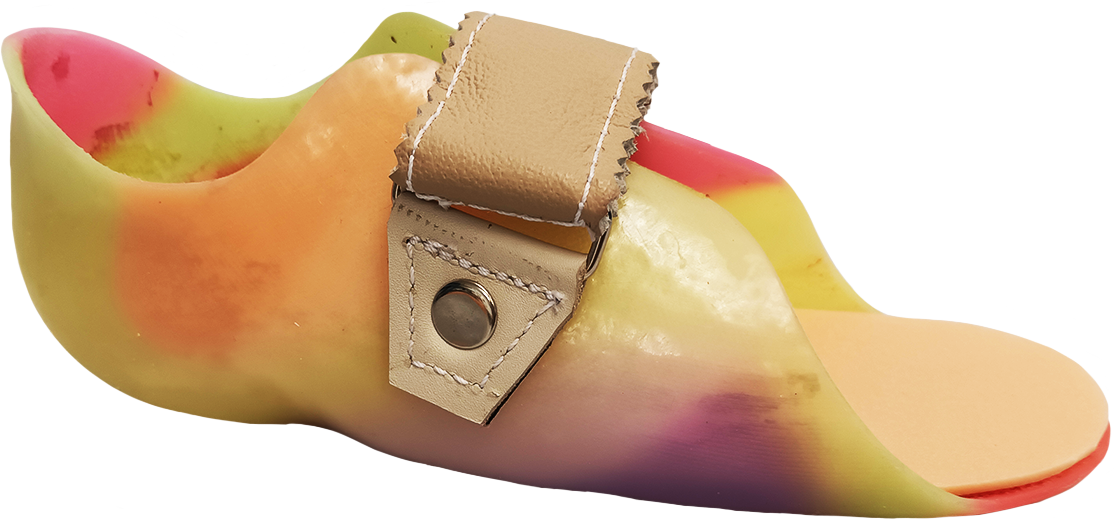 Zdjęcie ortezy FO. Wykonana z tworzywa orteza składa się z części podeszwowej oraz dwóch części obejmujących śródstopie, zapiętych skórzanym paskiem.
