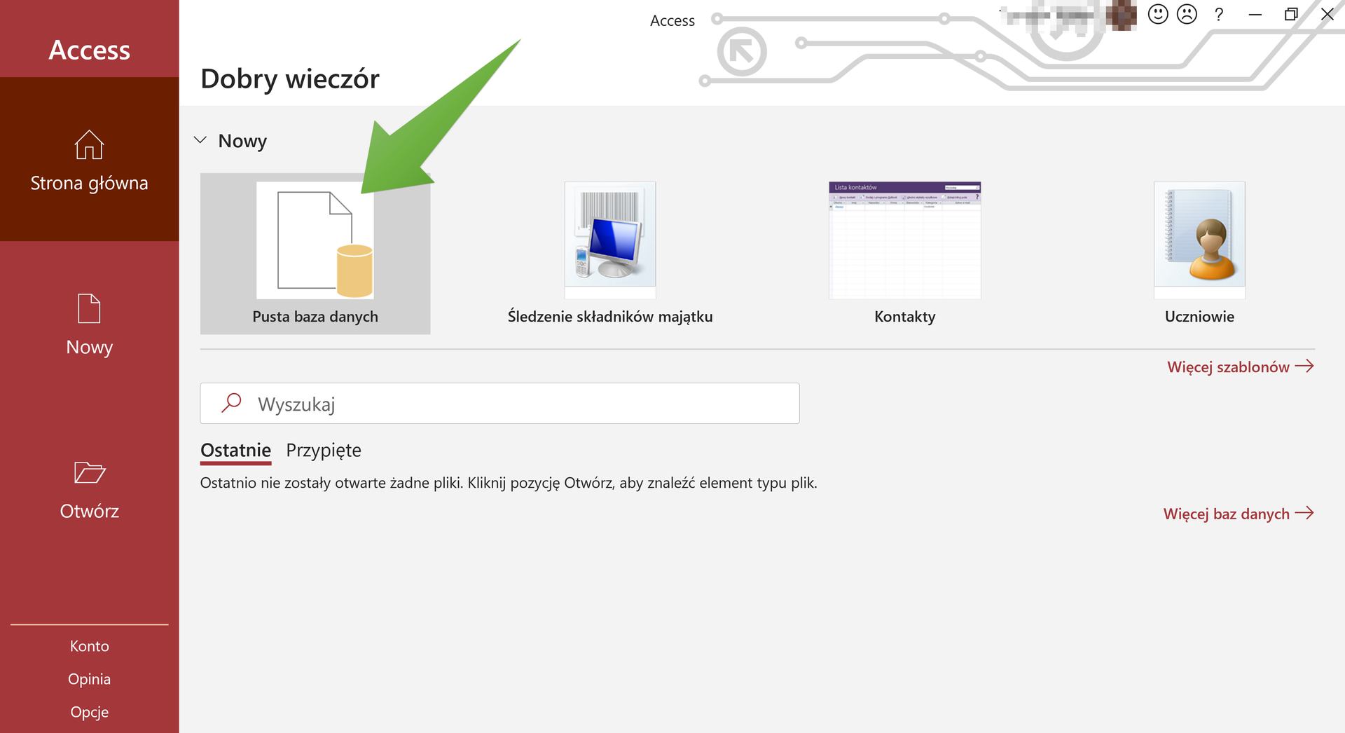 Zrzut ekranu przedstawia okno programu Access. Po lewej stronie widnieje szeroki pasek menu. Na górze paska tytuł Access, poniżej ikona domu podpisana „Strona główna” (wybrane), poniżej ikona zagiętej w rogu kartki podpisana „Nowy”, poniżej ikona otwartego folderu podpisana „Otwórz”, poniżej pozioma linia ciągła i następujące opcje jedna pod drugą: Konto, Opinia, Opcje. Po prawo znajduje się główna część okna. Na górze znajduje się napis „Dobry wieczór”, poniżej wybrana zakładka „Nowy”, a w niej na szerokim poziomym pasku znajdują się cztery ikony. Od lewej: kartka z zagiętym rogiem i stojącym obok walcem podpisana „Pusta baza danych”, ikona z telefonem, monitorem i kodem kreskowym w tle podpisana jako „Śledzenie składników majątku”, dalej na prawo ikona arkusza kalkulacyjnego podpisana jako „Kontakty” i ostatnia ikona przedstawiająca notatnik i popiersie osoby podpisana jako „Uczniowie”. Poniżej znajduje się kilkalna opcja „Więcej szablonów” i pozioma strzałka skierowana w prawo. Poniżej w głównej części okna znajduje się pole wyszukiwania, a pod nim dwie zakładki: „Ostatnie” (wybrana) oraz „Przypięte”. Poniżej znajduje się napis: „Ostatnio nie zostały otwarte żadne pliki. Kliknij pozycję Otwórz, aby znaleźć element typu plik. Po prawo od napisu klikalny napis „Więcej baz danych”, a obok znajduje się pozioma strzałka skierowana w prawo.