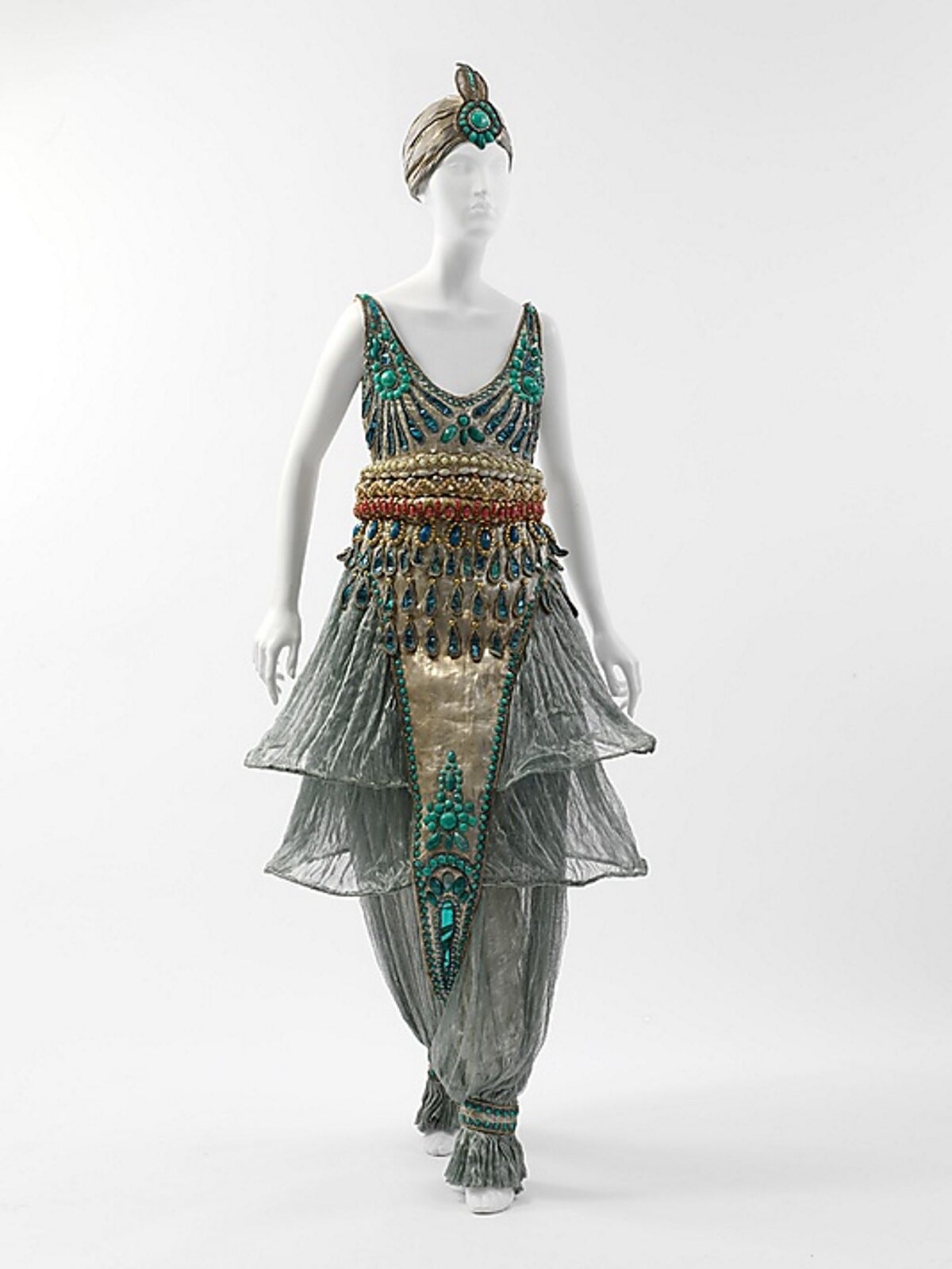 Fotografia przedstawia strój wykonanay przez Paula Poireta, który był wiodącym francuskim projektantem mody, mistrzem mody w pierwszych dwóch dekadach XX wieku.